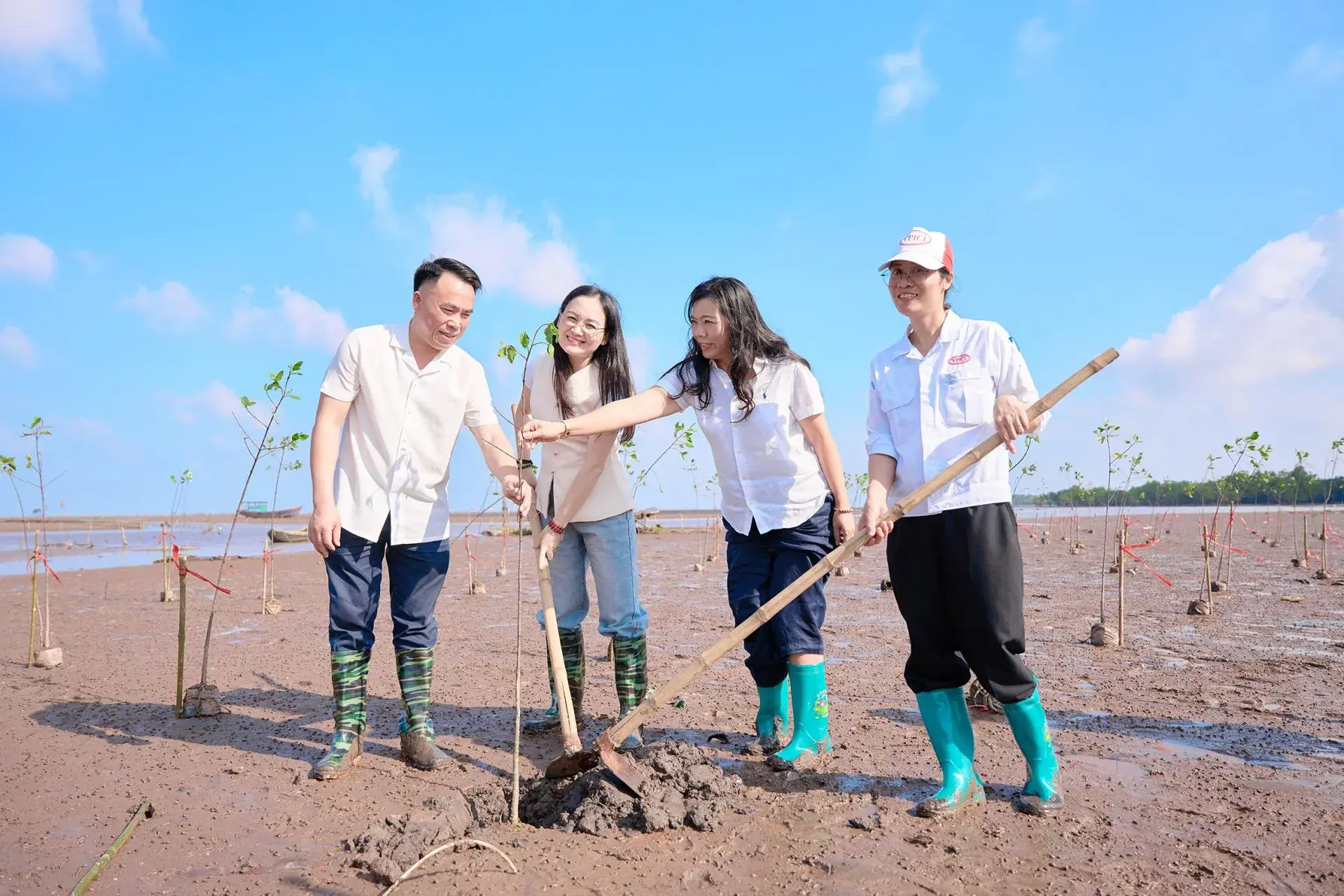 Toyota Vietnam, Agriculture and Environment Magazine plant nearly 6,000 mangrove trees in Hung Yen