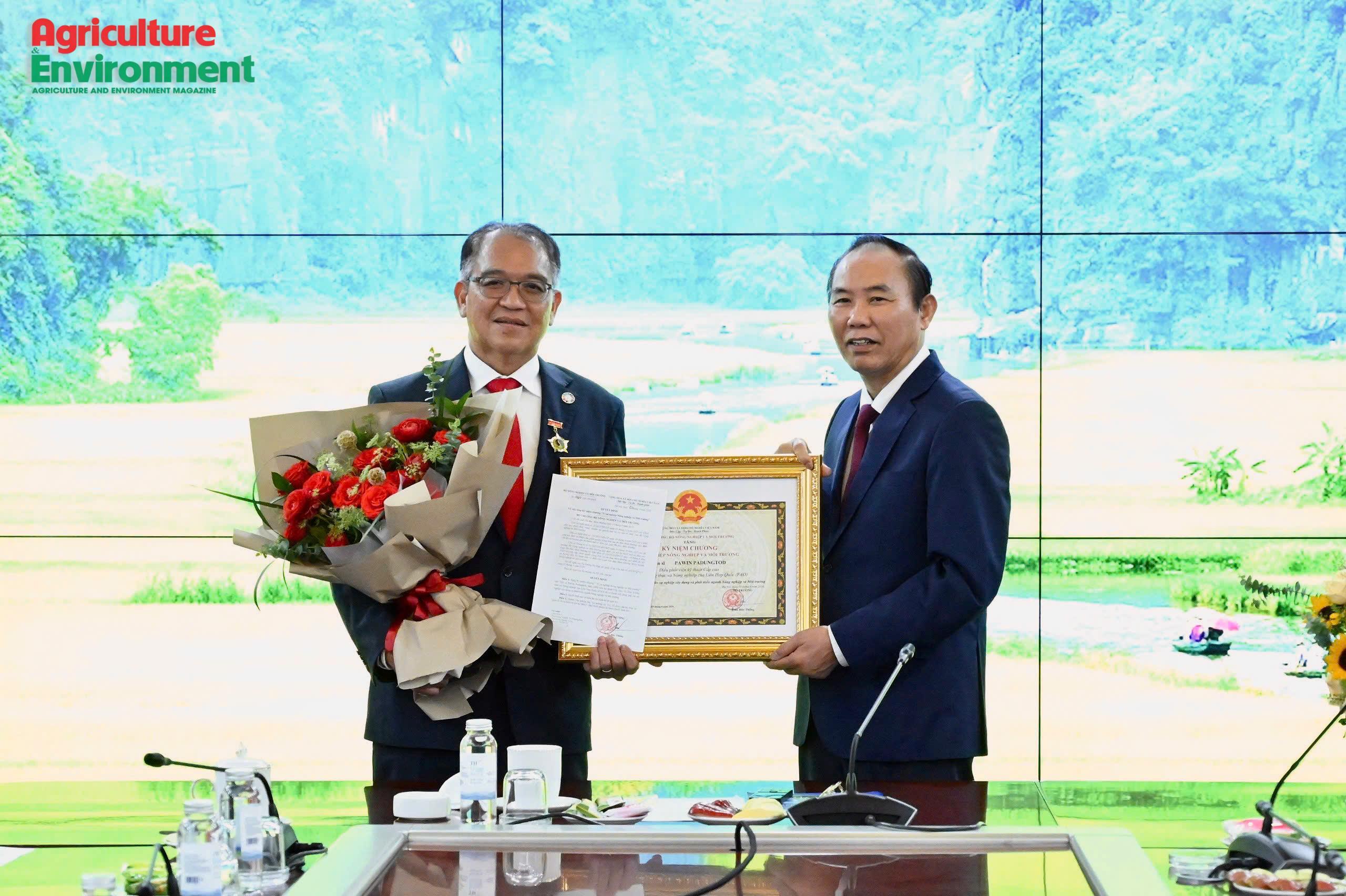 Viet Nam honors FAO expert for contributions to agriculture and health security