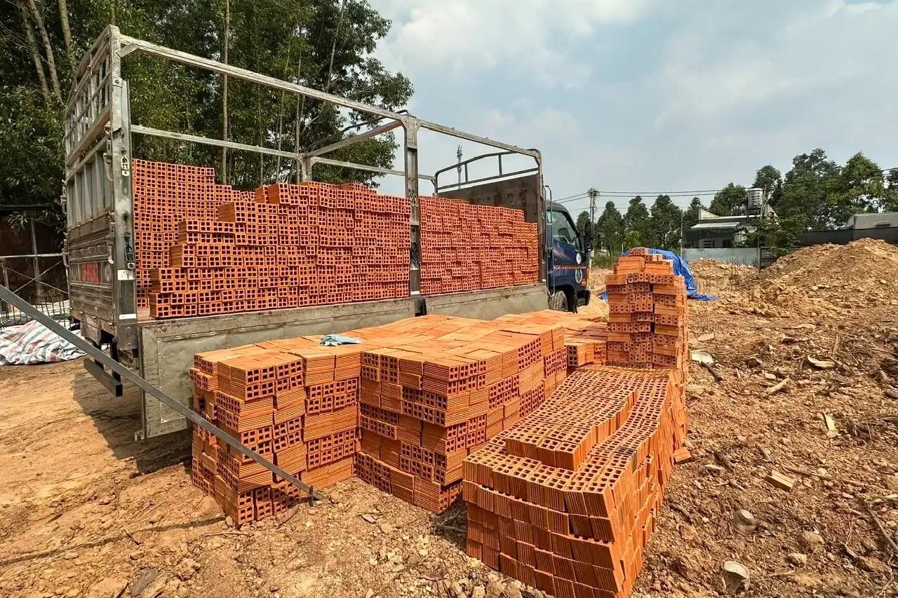 Turning hillside soil and coal ash into tunnel-kiln bricks: A sustainable shift for the building materials industry