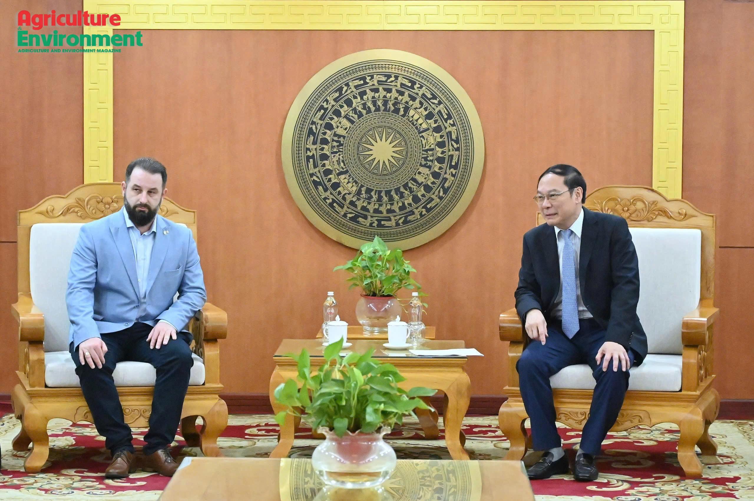 Viet Nam, Hungary in talks on mineral technologies, e-waste recycling