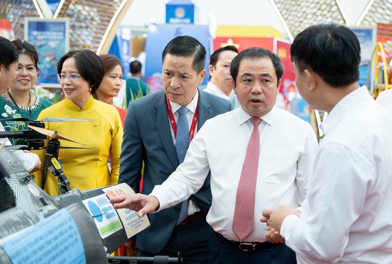 Scientific and technological highlights of the Agriculture and Environment sector at the exhibition on 80 years of national achievements