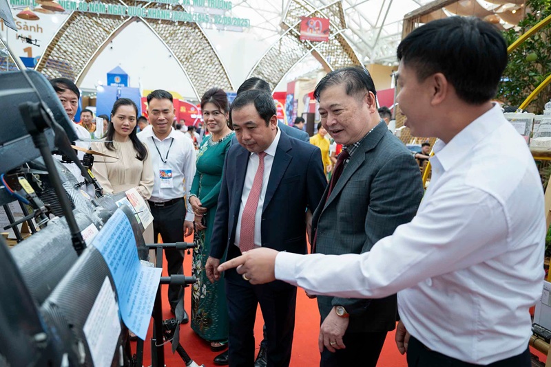 Scientific and technological highlights of the Agriculture and Environment sector at the exhibition on 80 years of national achievements