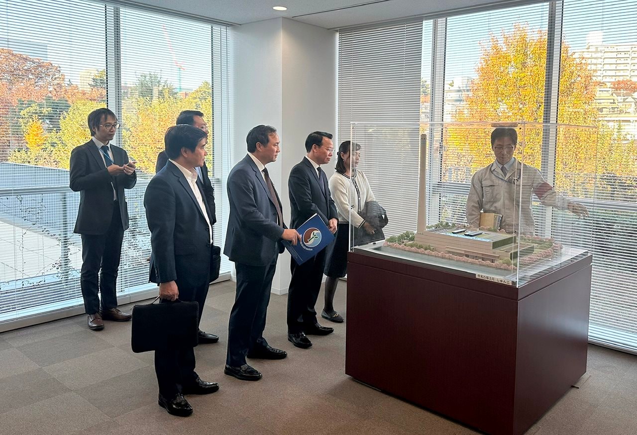 Minister Do Duc Duy visits Meguro Incineration Plant (Japan)