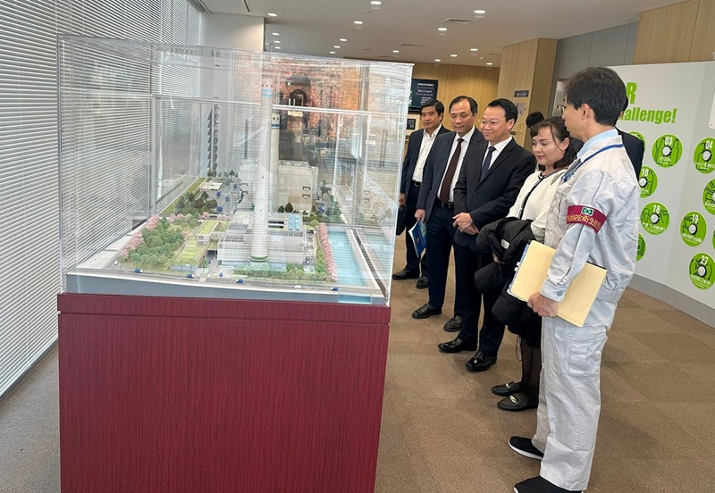 Minister Do Duc Duy visits Meguro Incineration Plant (Japan)