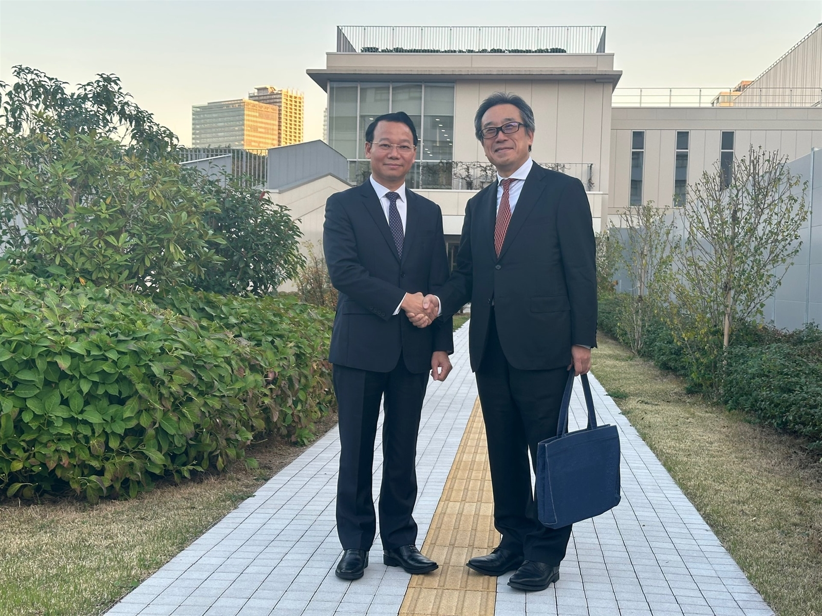 Minister Do Duc Duy visits Meguro Incineration Plant (Japan)