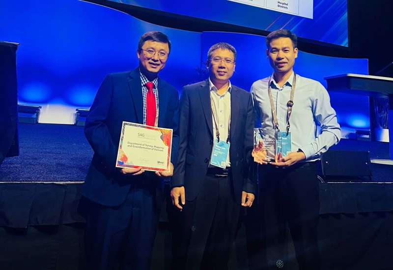 The Department of Survey, Mapping and GeoInformation of Vietnam honored with Special Achievement Award in GIS