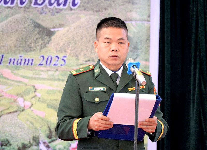 The Natural Resources and Environment Magazine brings Tet gifts to Quan Ba, Ha Giang