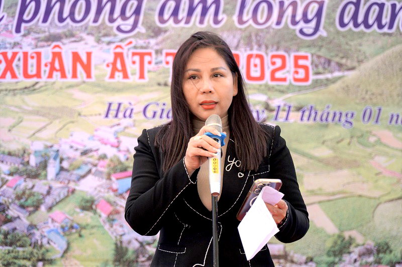 The Natural Resources and Environment Magazine brings Tet gifts to Quan Ba, Ha Giang