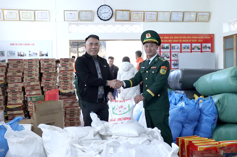 The Natural Resources and Environment Magazine brings Tet gifts to Quan Ba, Ha Giang