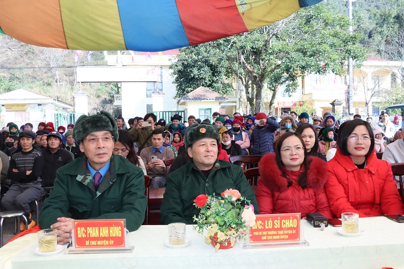 The Natural Resources and Environment Magazine brings Tet gifts to Quan Ba, Ha Giang