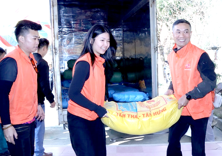The Natural Resources and Environment Magazine brings Tet gifts to Quan Ba, Ha Giang