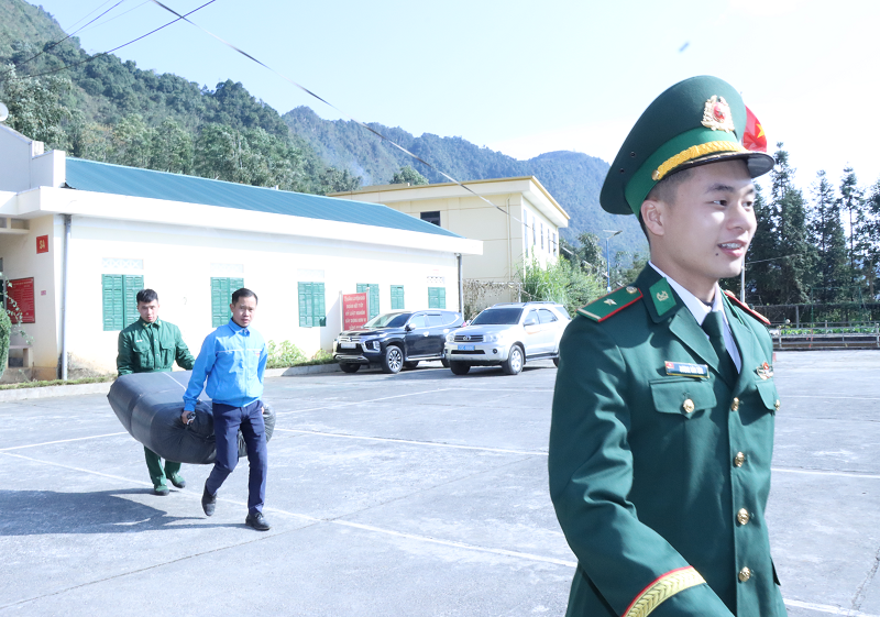 The Natural Resources and Environment Magazine brings Tet gifts to Quan Ba, Ha Giang