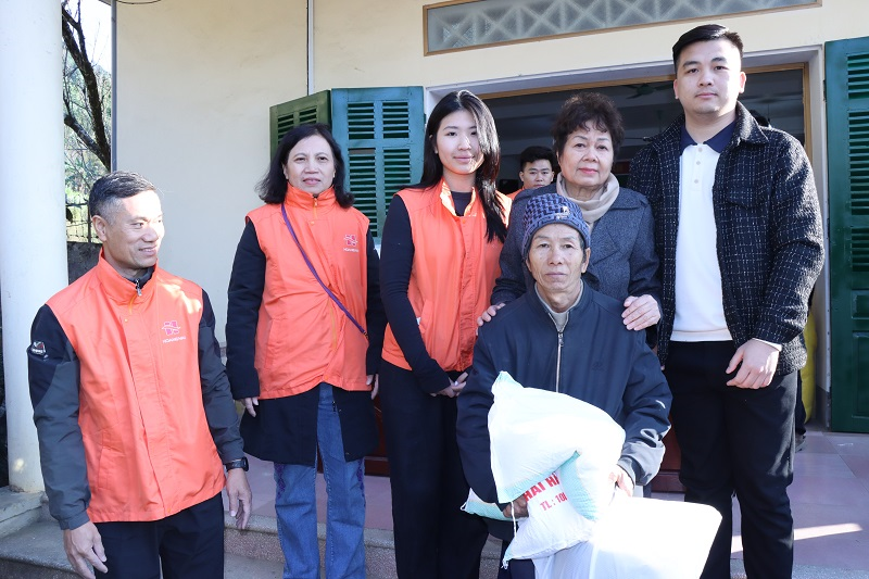 The Natural Resources and Environment Magazine brings Tet gifts to Quan Ba, Ha Giang