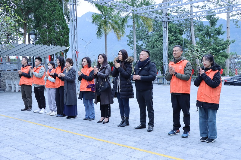 The Natural Resources and Environment Magazine brings Tet gifts to Quan Ba, Ha Giang