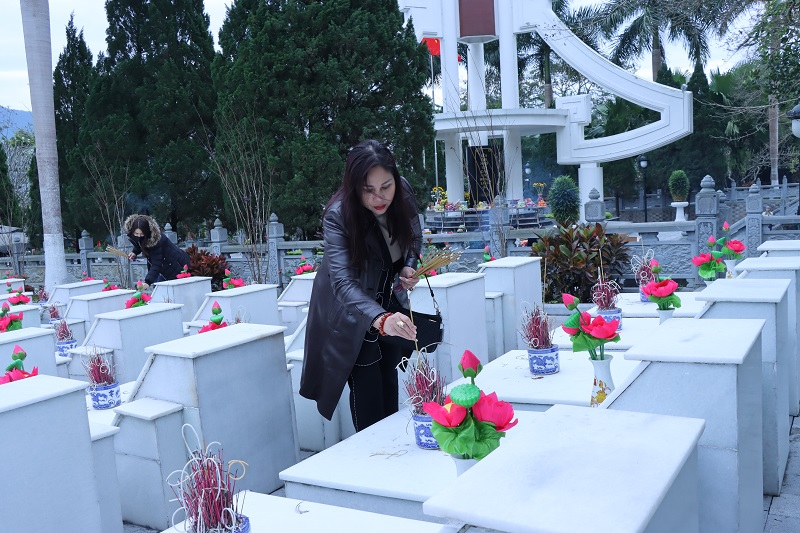 The Natural Resources and Environment Magazine brings Tet gifts to Quan Ba, Ha Giang