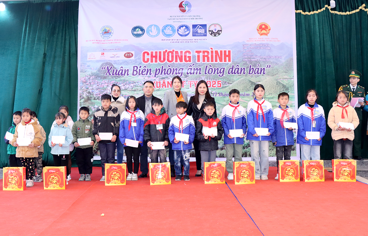 The Natural Resources and Environment Magazine brings Tet gifts to Quan Ba, Ha Giang