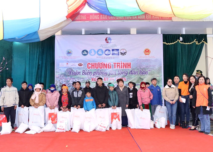 The Natural Resources and Environment Magazine brings Tet gifts to Quan Ba, Ha Giang