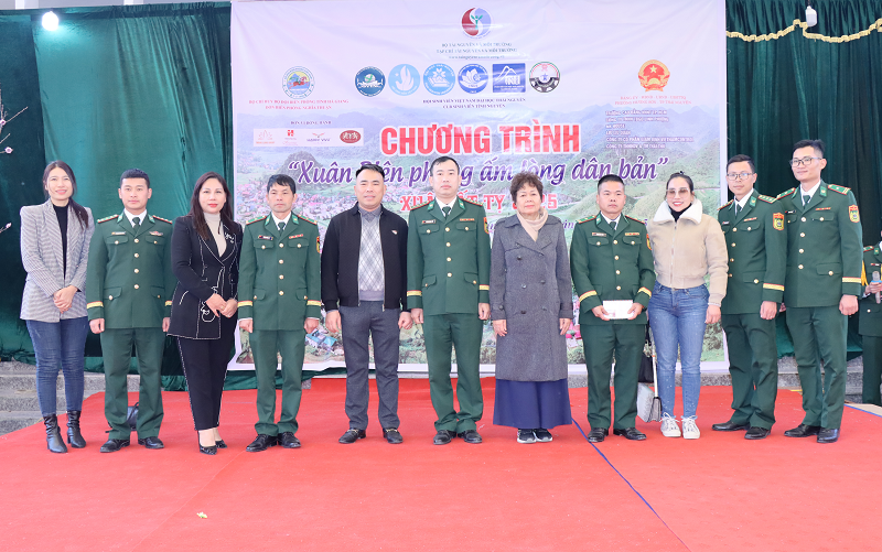 The Natural Resources and Environment Magazine brings Tet gifts to Quan Ba, Ha Giang