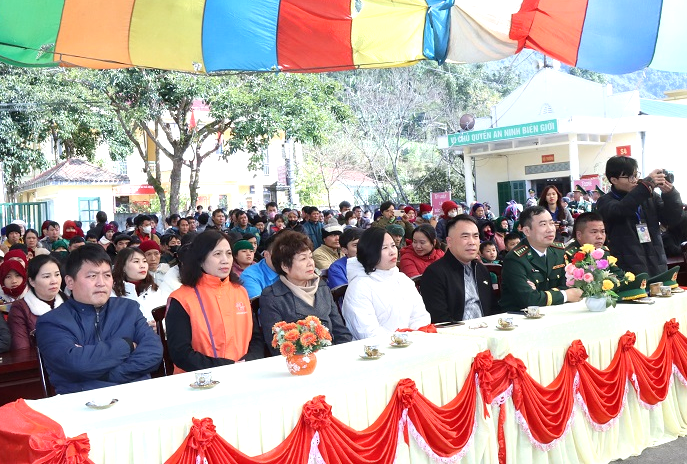 The Natural Resources and Environment Magazine brings Tet gifts to Quan Ba, Ha Giang