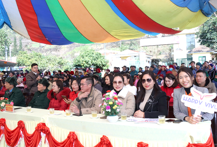 The Natural Resources and Environment Magazine brings Tet gifts to Quan Ba, Ha Giang