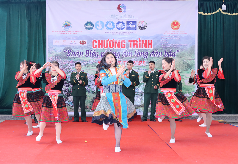 The Natural Resources and Environment Magazine brings Tet gifts to Quan Ba, Ha Giang