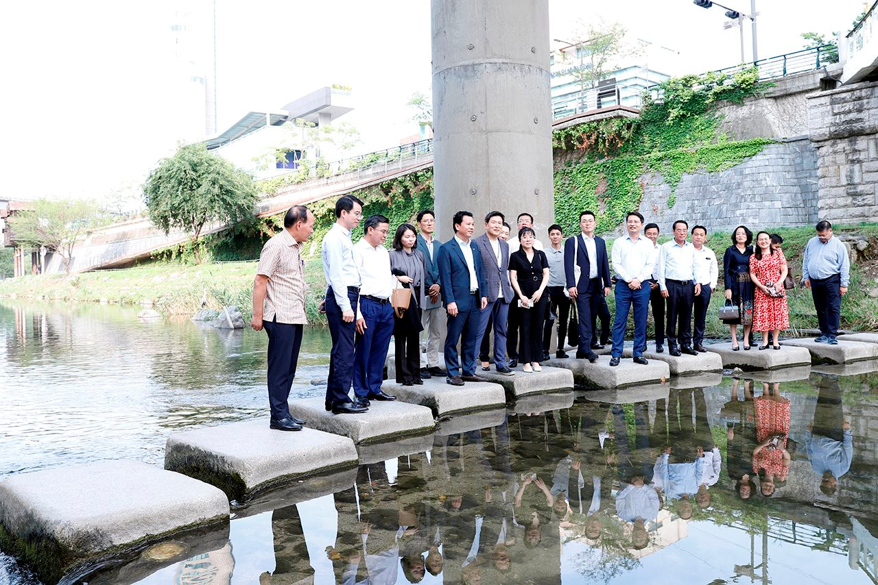 Minister Dang Quoc Khanh visits Cheonggyecheon stream restoration project in Seoul