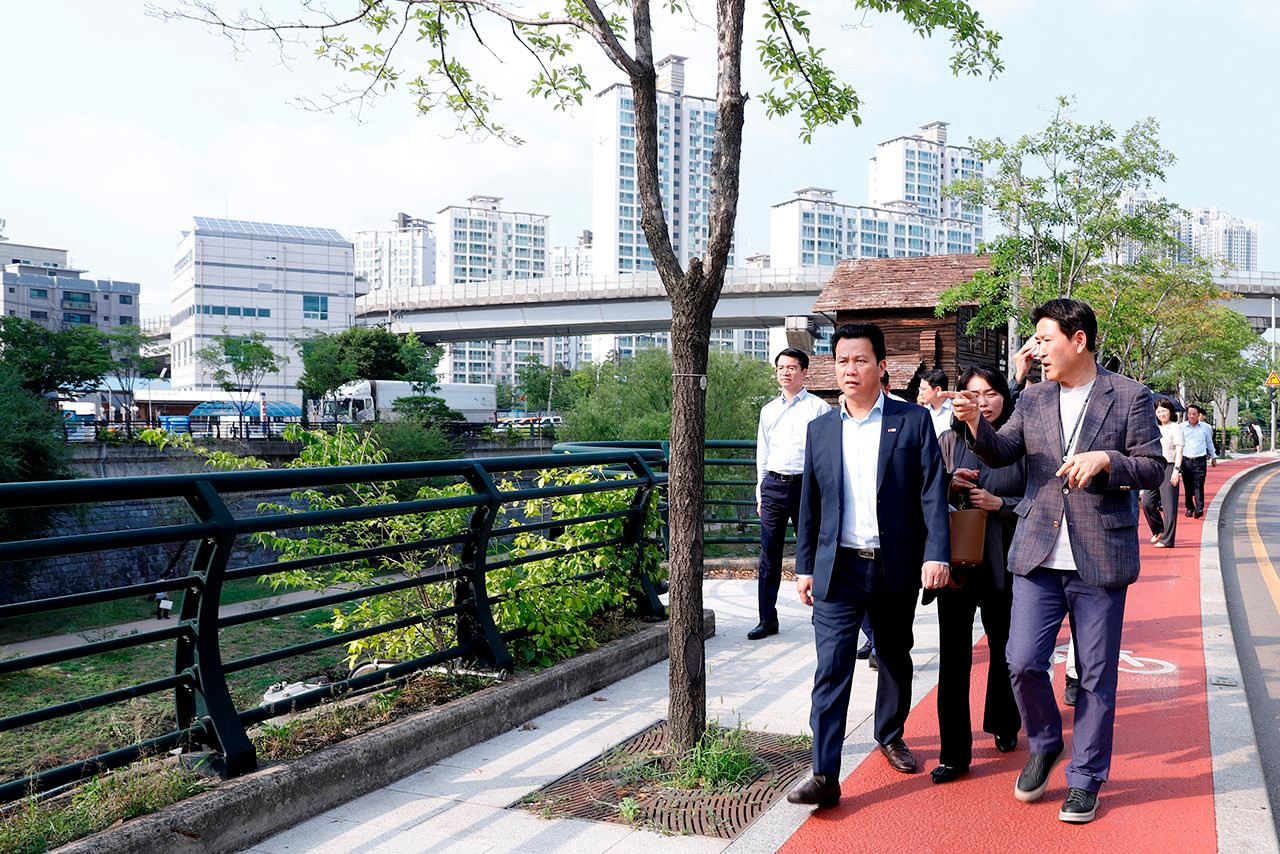 Minister Dang Quoc Khanh visits Cheonggyecheon stream restoration project in Seoul