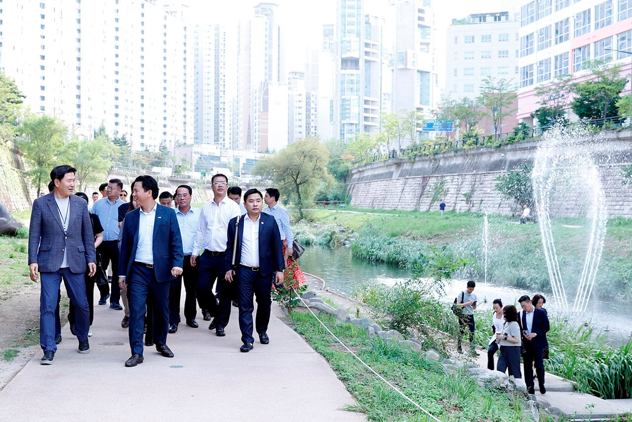 Minister Dang Quoc Khanh visits Cheonggyecheon stream restoration project in Seoul