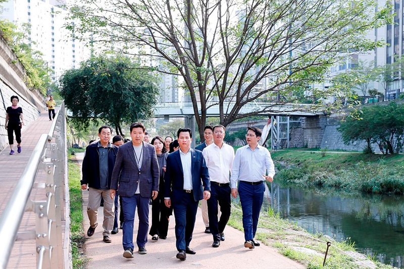 Minister Dang Quoc Khanh visits Cheonggyecheon stream restoration project in Seoul