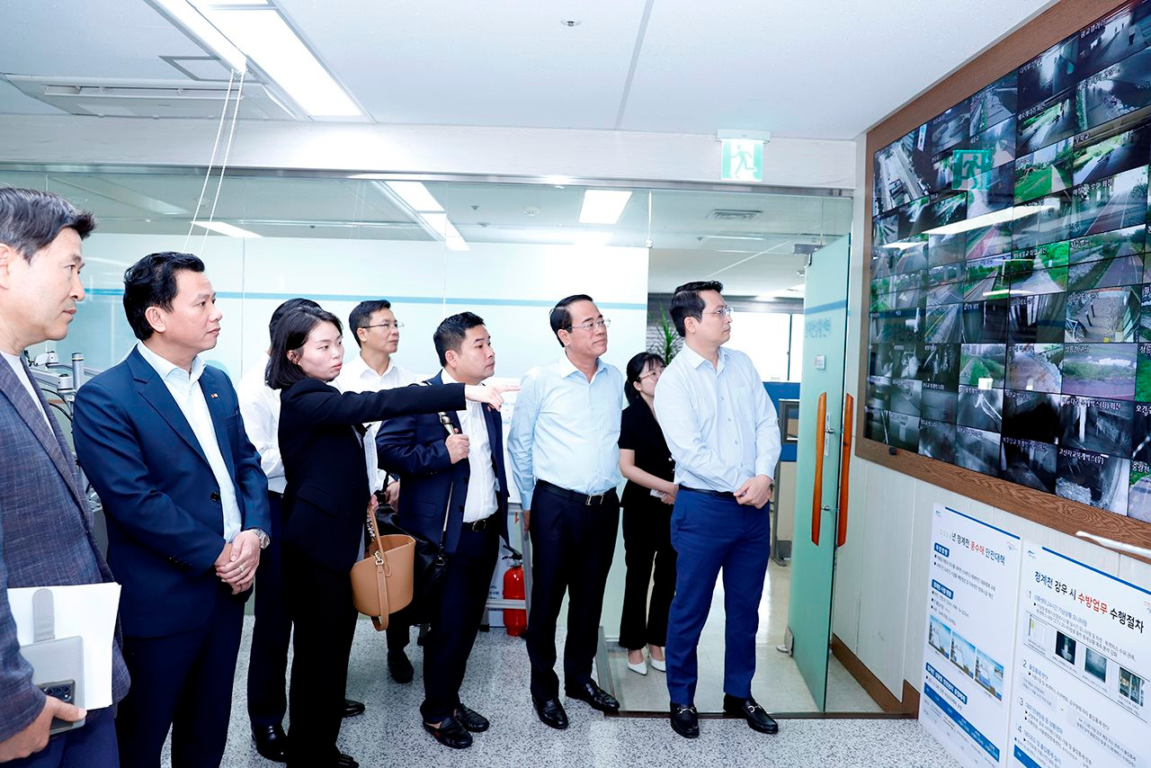 Minister Dang Quoc Khanh visits Cheonggyecheon stream restoration project in Seoul