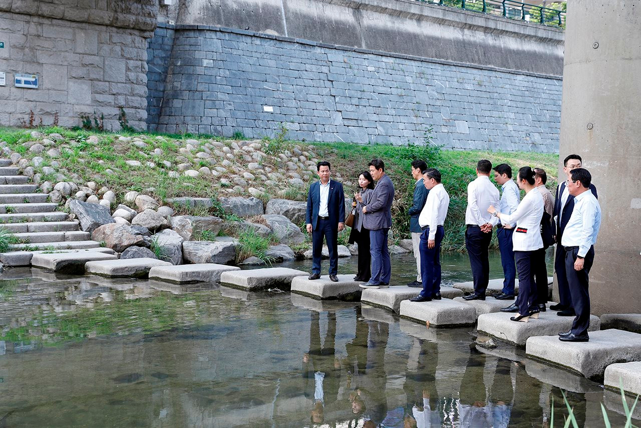 Minister Dang Quoc Khanh visits Cheonggyecheon stream restoration project in Seoul