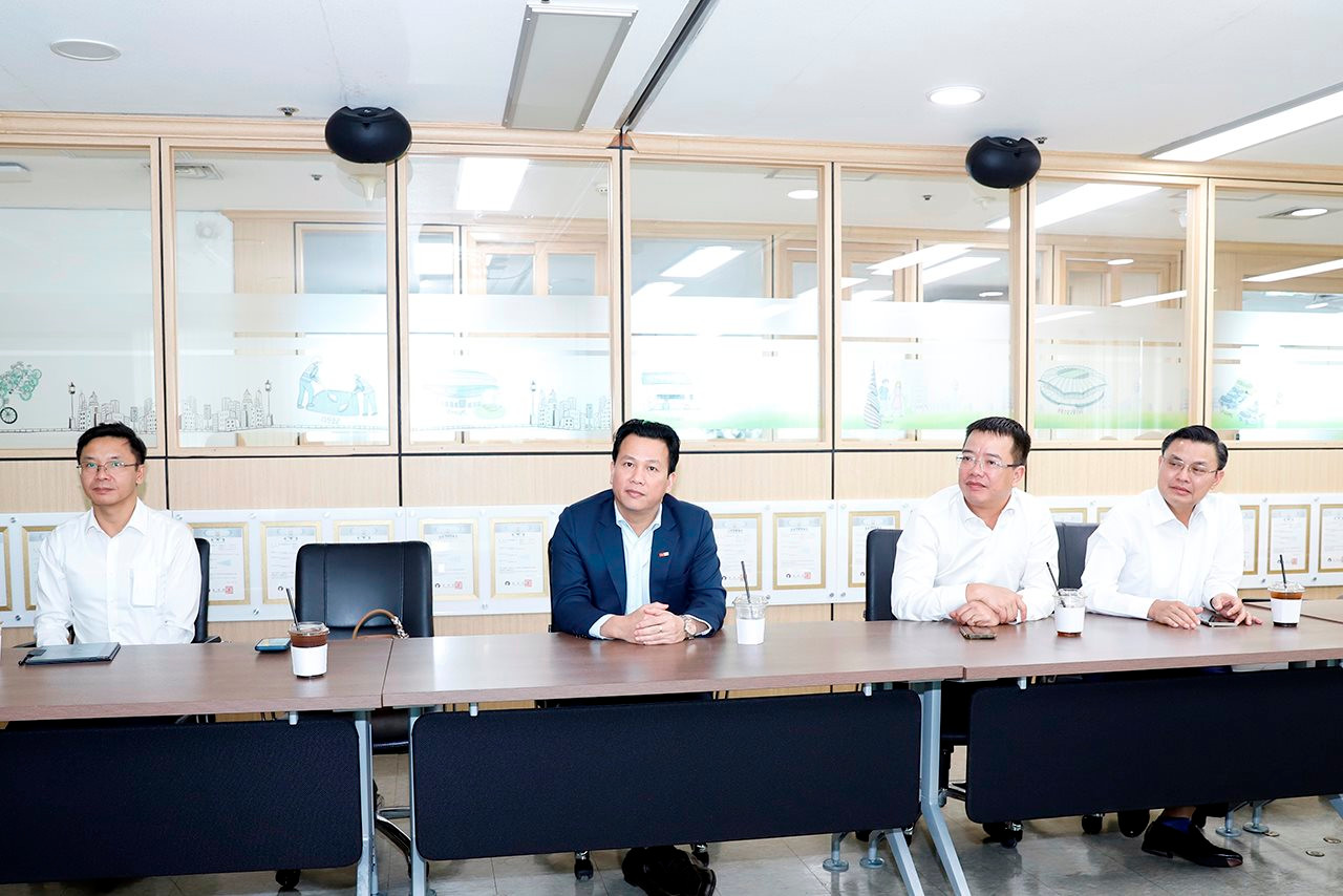 Minister Dang Quoc Khanh visits Cheonggyecheon stream restoration project in Seoul