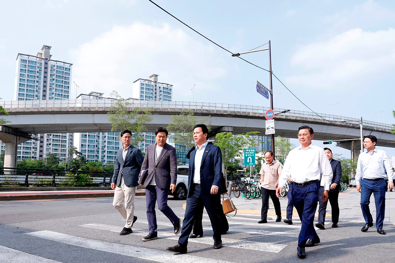 Minister Dang Quoc Khanh visits Cheonggyecheon stream restoration project in Seoul