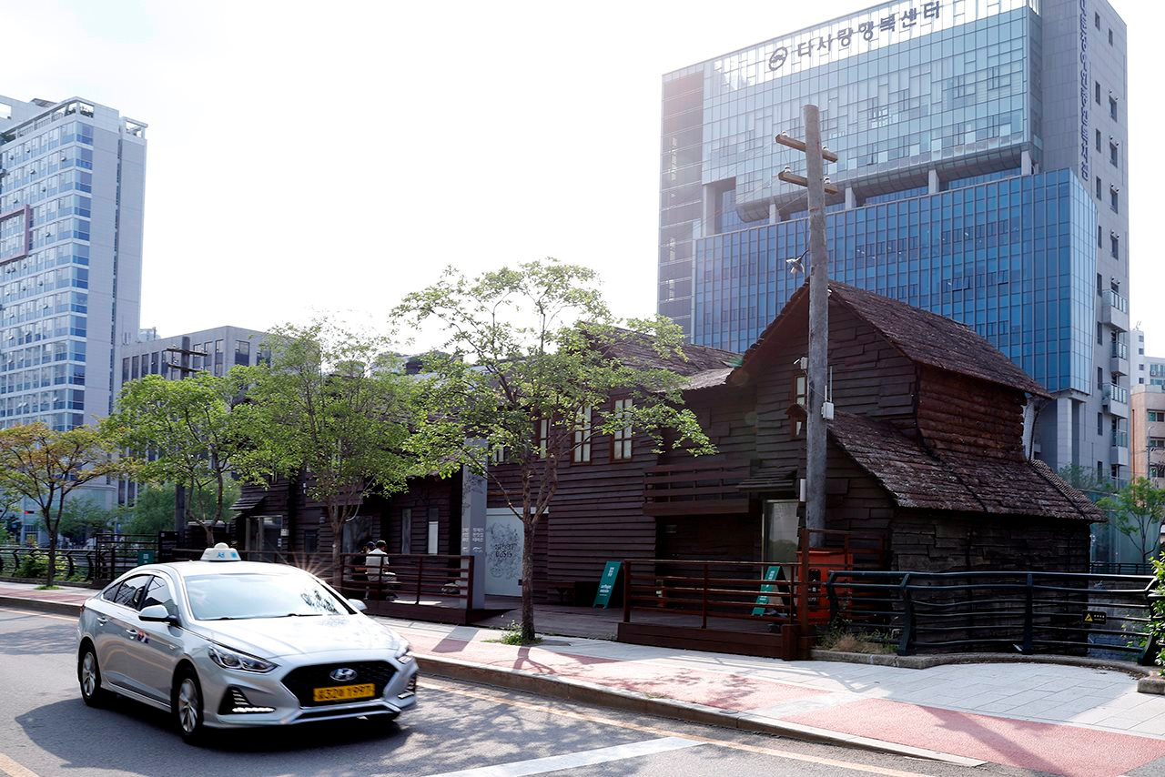 Minister Dang Quoc Khanh visits Cheonggyecheon stream restoration project in Seoul
