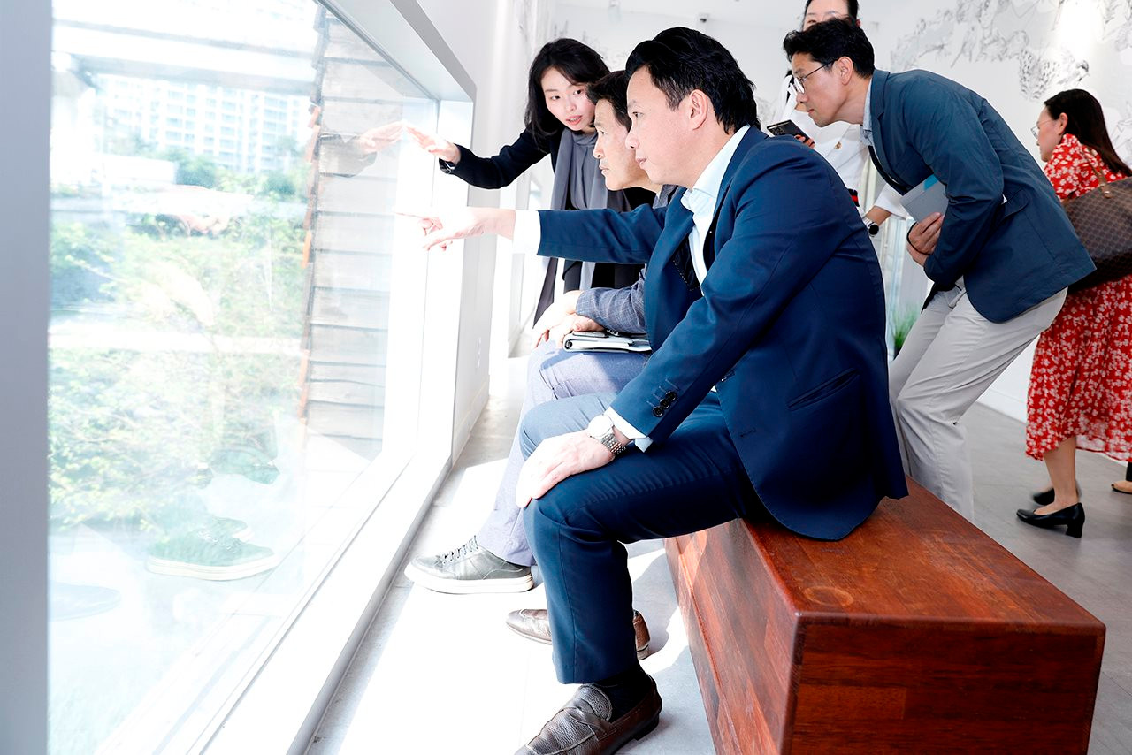Minister Dang Quoc Khanh visits Cheonggyecheon stream restoration project in Seoul