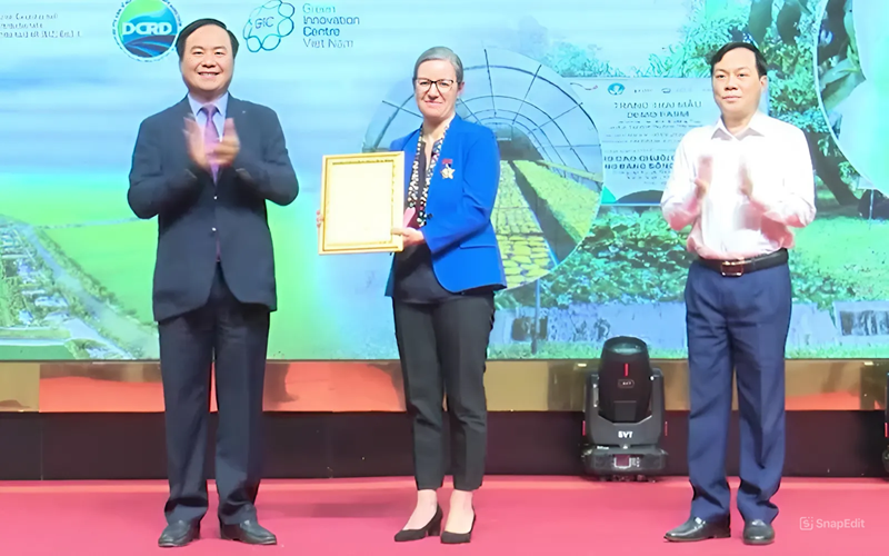 The Ministry of Agriculture and Environment awards commemorative medal to GIC Vietnam Director