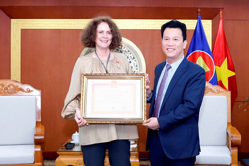 Awarding commemorative medal to the World Bank’s Country Director for Vietnam