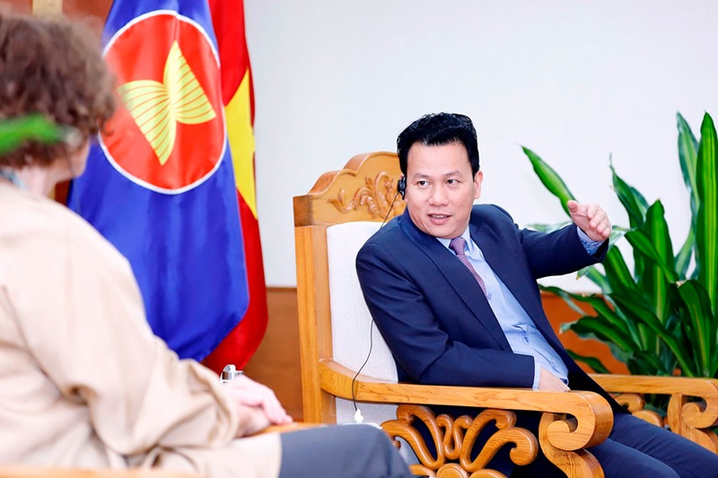 Awarding commemorative medal to the World Bank’s Country Director for Vietnam