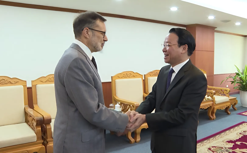 Awarding the Medal for the Cause of Natural Resources and Environment to the Australian Ambassador to Vietnam