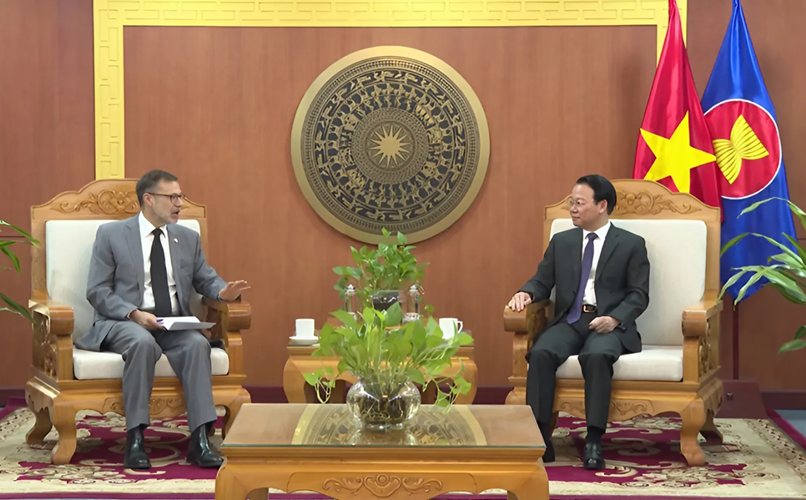 Awarding the Medal for the Cause of Natural Resources and Environment to the Australian Ambassador to Vietnam