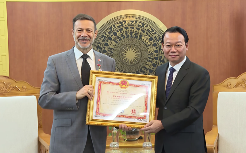 Awarding the Medal for the Cause of Natural Resources and Environment to the Australian Ambassador to Vietnam