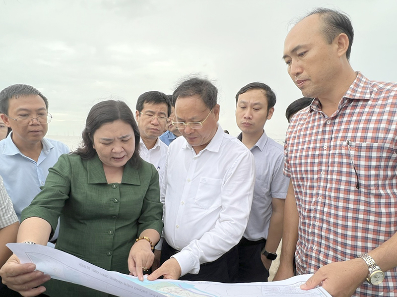 Deputy Minister of MONRE Le Minh Ngan inspects coastal erosion prevention project at Con Nhan, Ba Tri, Ben Tre