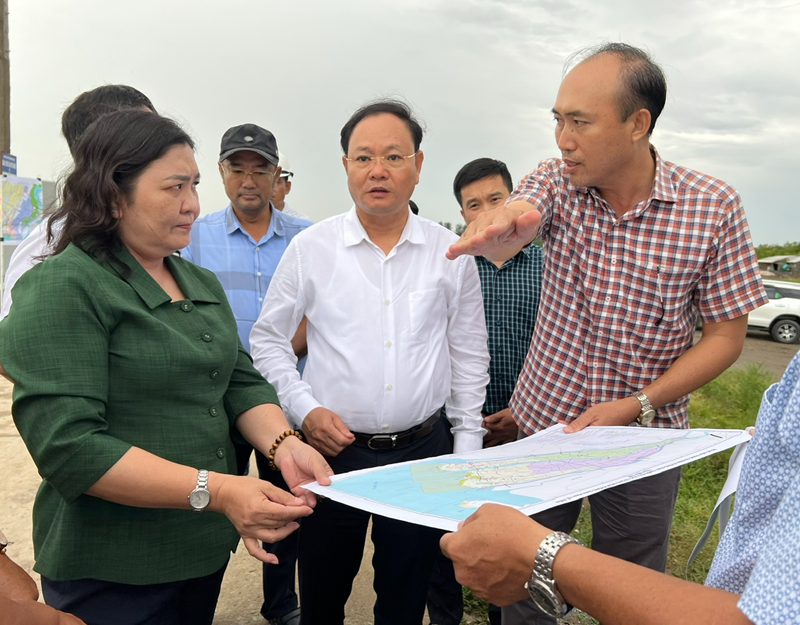 Deputy Minister of MONRE Le Minh Ngan inspects coastal erosion prevention project at Con Nhan, Ba Tri, Ben Tre
