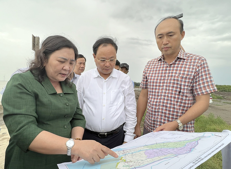 Deputy Minister of MONRE Le Minh Ngan inspects coastal erosion prevention project at Con Nhan, Ba Tri, Ben Tre