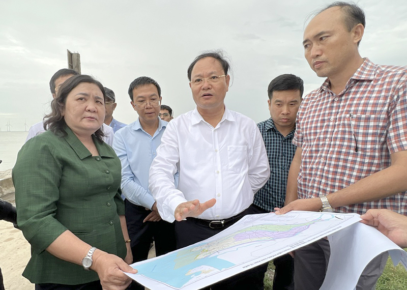 Deputy Minister of MONRE Le Minh Ngan inspects coastal erosion prevention project at Con Nhan, Ba Tri, Ben Tre