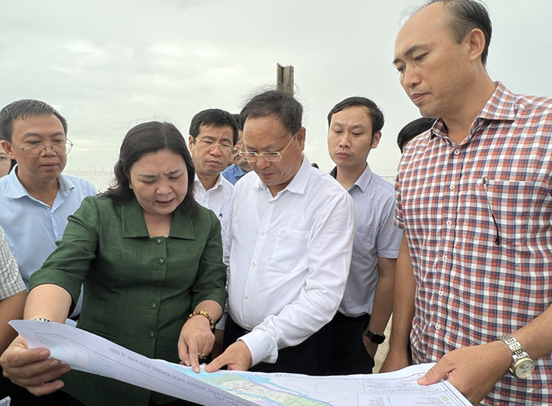 Deputy Minister of MONRE Le Minh Ngan inspects coastal erosion prevention project at Con Nhan, Ba Tri, Ben Tre