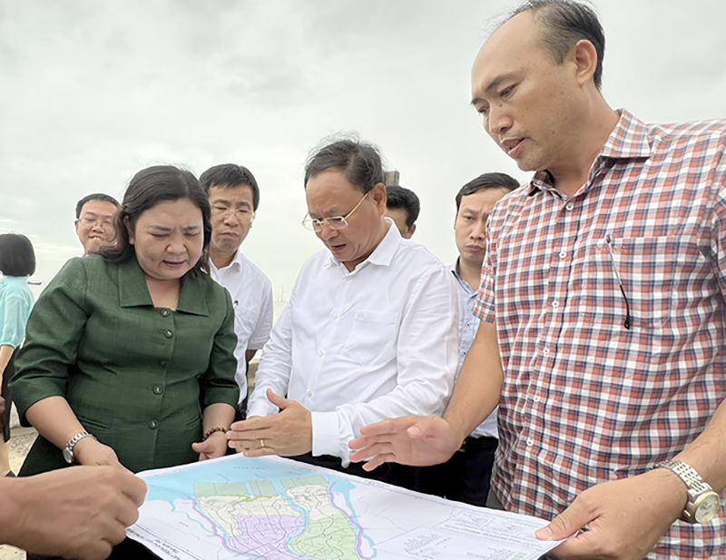 Deputy Minister of MONRE Le Minh Ngan inspects coastal erosion prevention project at Con Nhan, Ba Tri, Ben Tre