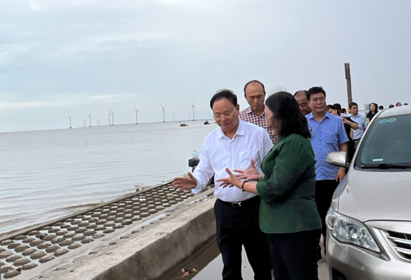 Deputy Minister of MONRE Le Minh Ngan inspects coastal erosion prevention project at Con Nhan, Ba Tri, Ben Tre