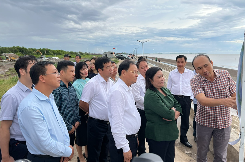 Deputy Minister of MONRE Le Minh Ngan inspects coastal erosion prevention project at Con Nhan, Ba Tri, Ben Tre