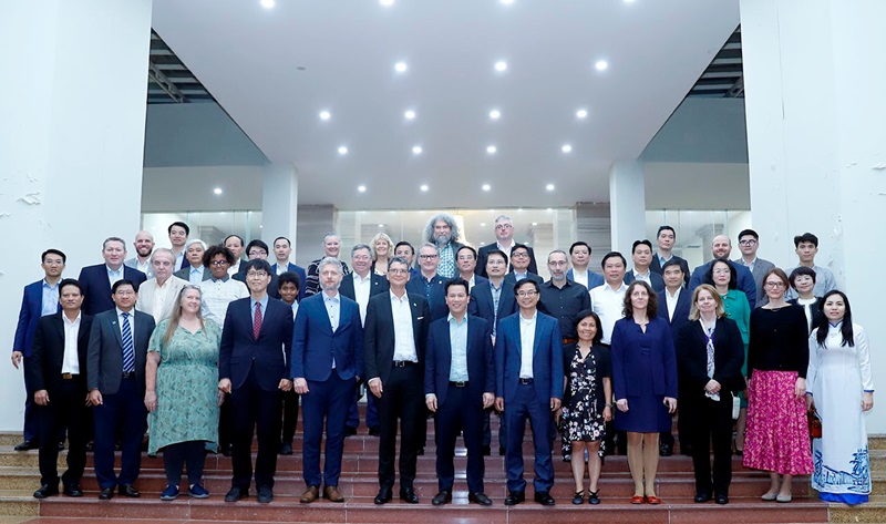 International experts provide advices on environmental protection efforts